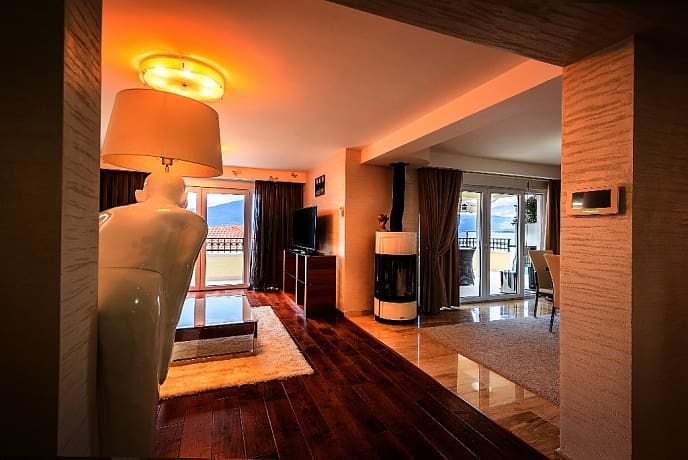 MREproperty (38) Krasici-Tivat'ta satılık villa — Karadağ