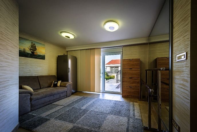 MREproperty (39) Krasici-Tivat'ta satılık villa — Karadağ
