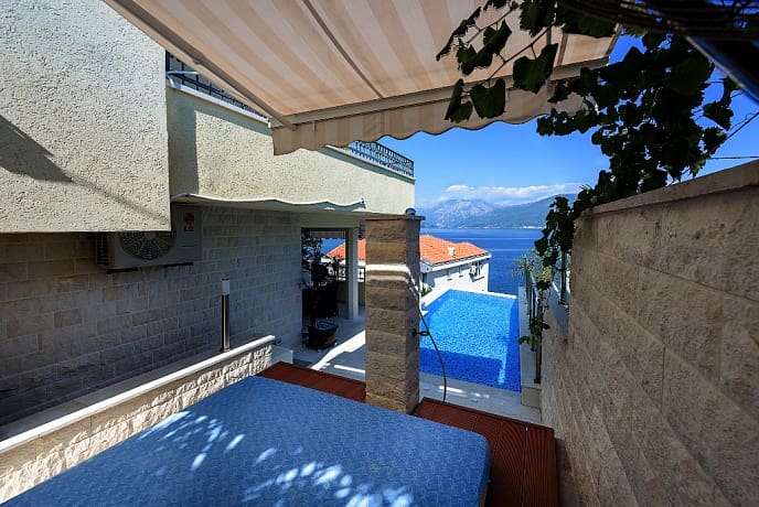 MREproperty (45) Krasici-Tivat'ta satılık villa — Karadağ
