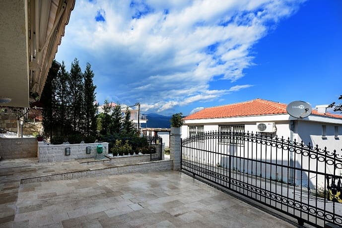 MREproperty (47) Krasici-Tivat'ta satılık villa — Karadağ