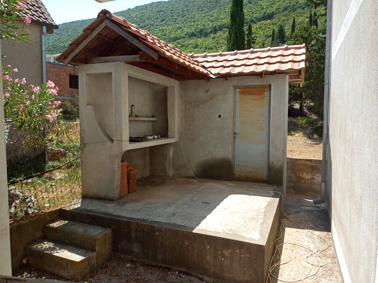 MREproperty (34) Vila sa apartmanima u blizini Igala — Crna Gora