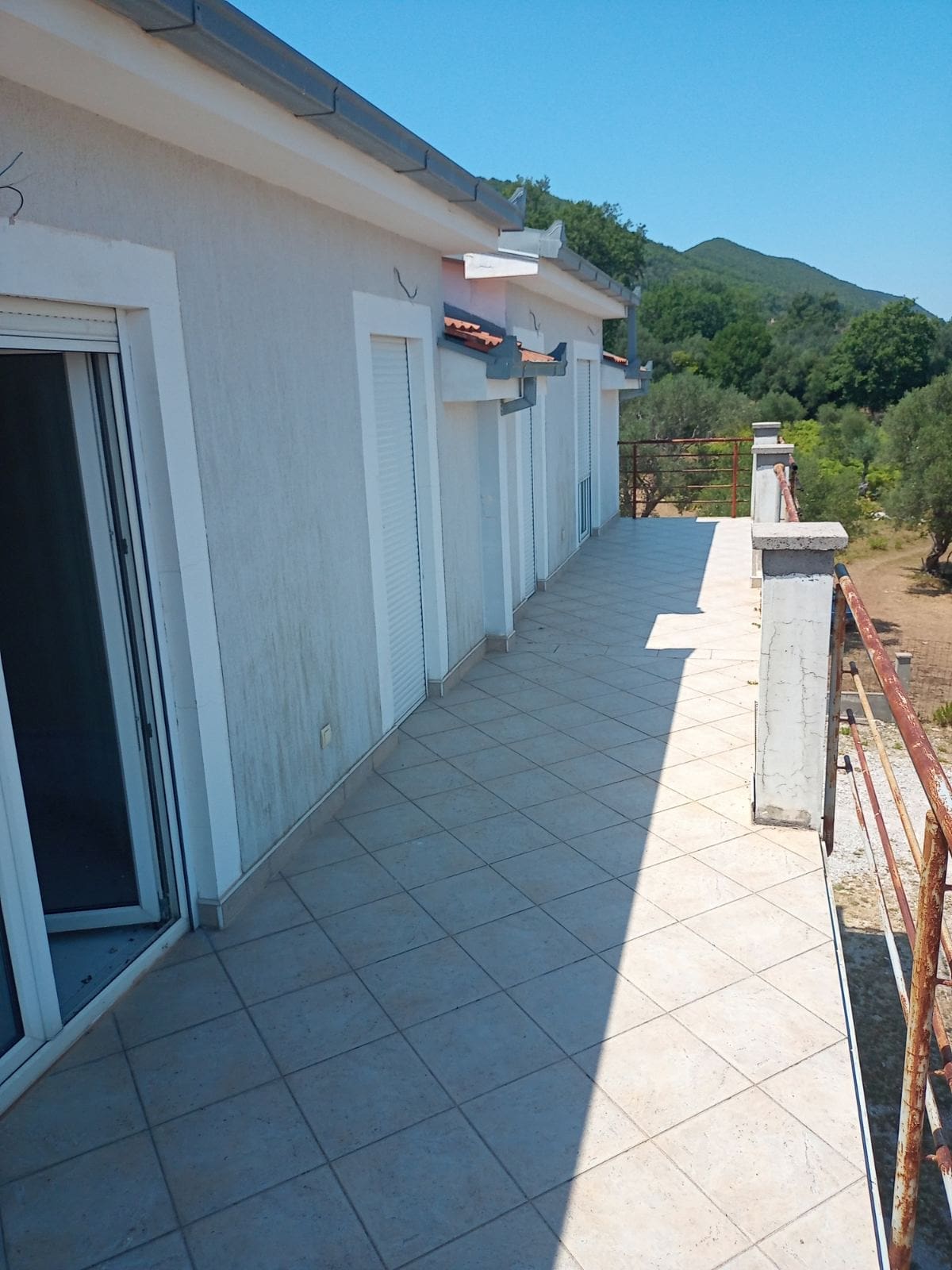 MREproperty (37) Vila sa apartmanima u blizini Igala — Crna Gora