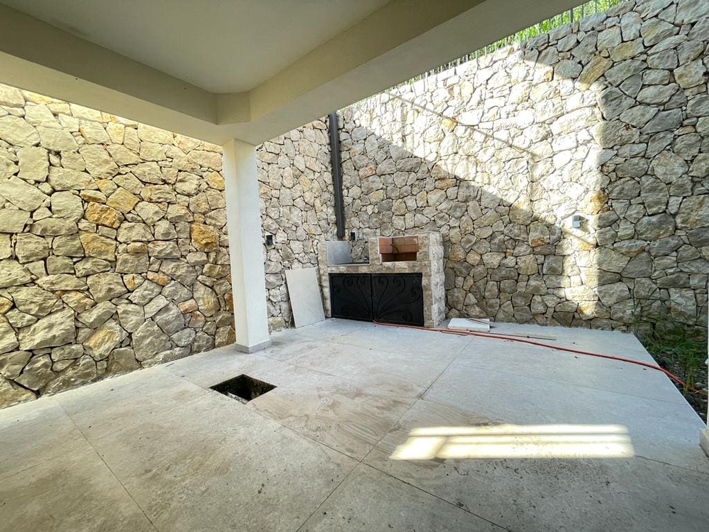 LinkedIn'de Paylaş Utjeha'da deniz manzaralı villa — Karadağ
