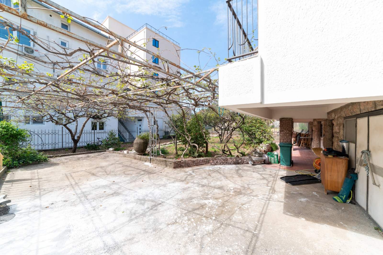 MREproperty (30) Urocza willa w Barze — Czarnogóra