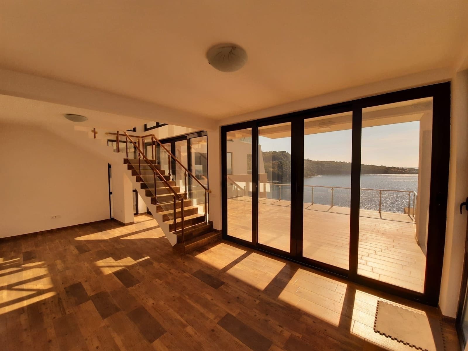 MREproperty (47) Willa nad morzem na sprzedaż w Dobra Voda — Czarnogóra