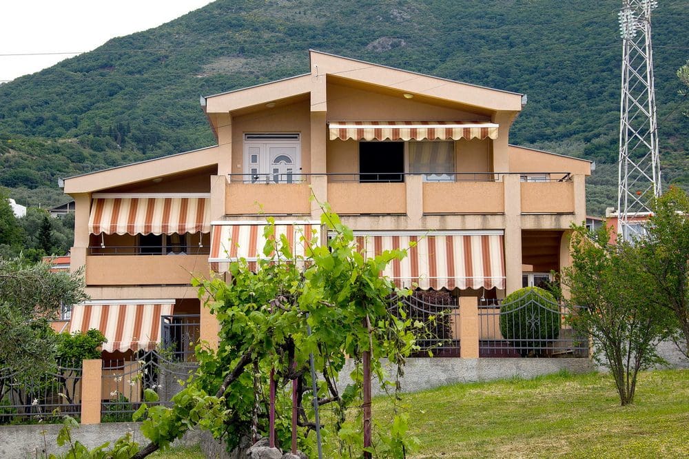 MREproperty (18) Šarmantna kuća na prodaju u Baru — Crna Gora