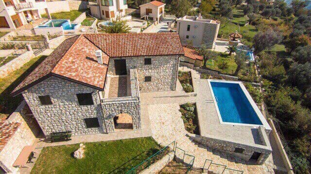 MREproperty (25) Вілла на продаж у Шушані – розкішний кам'яний будинок з видом на море та басейном — Чорногорія