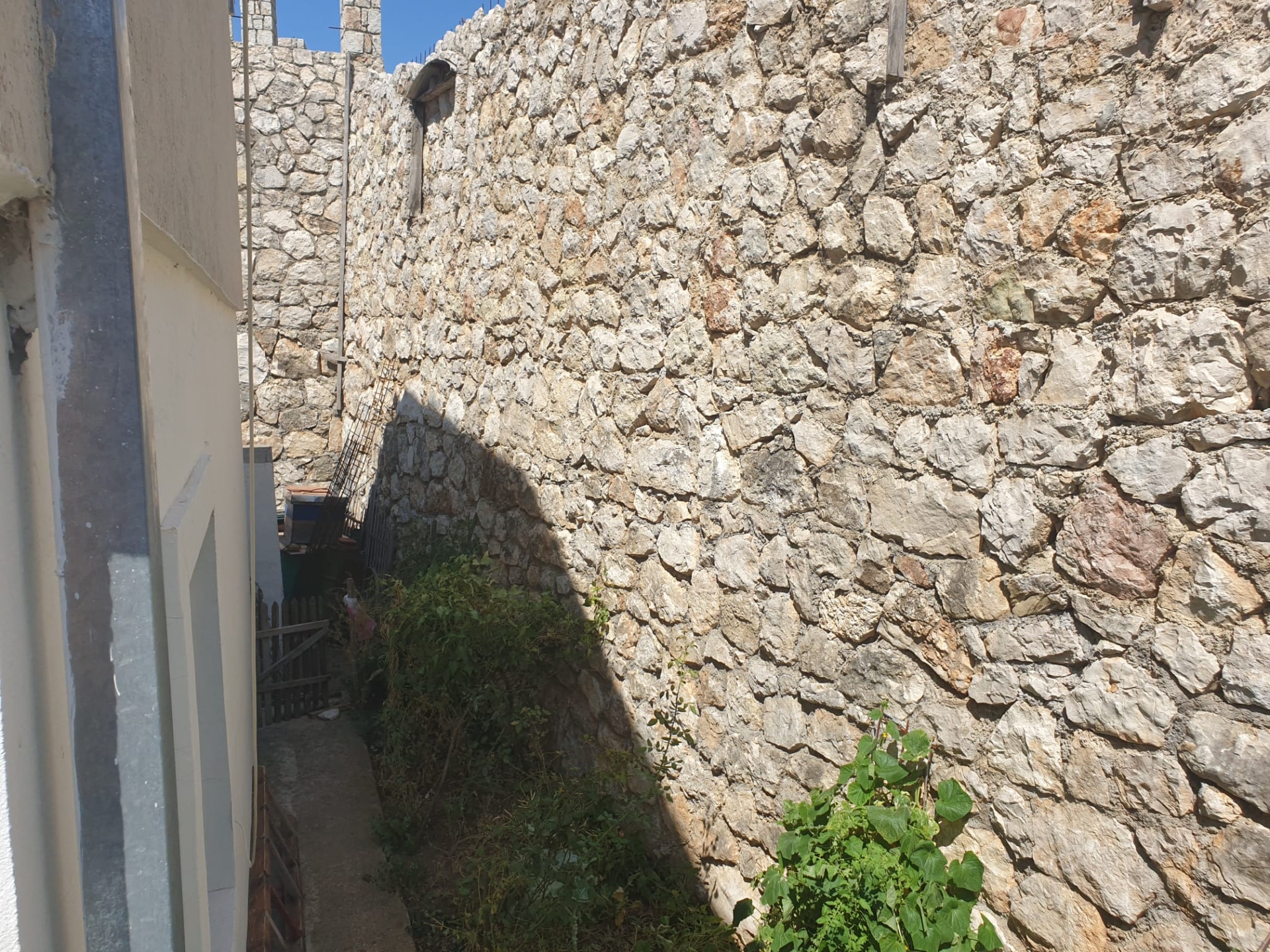 House · Sutomore