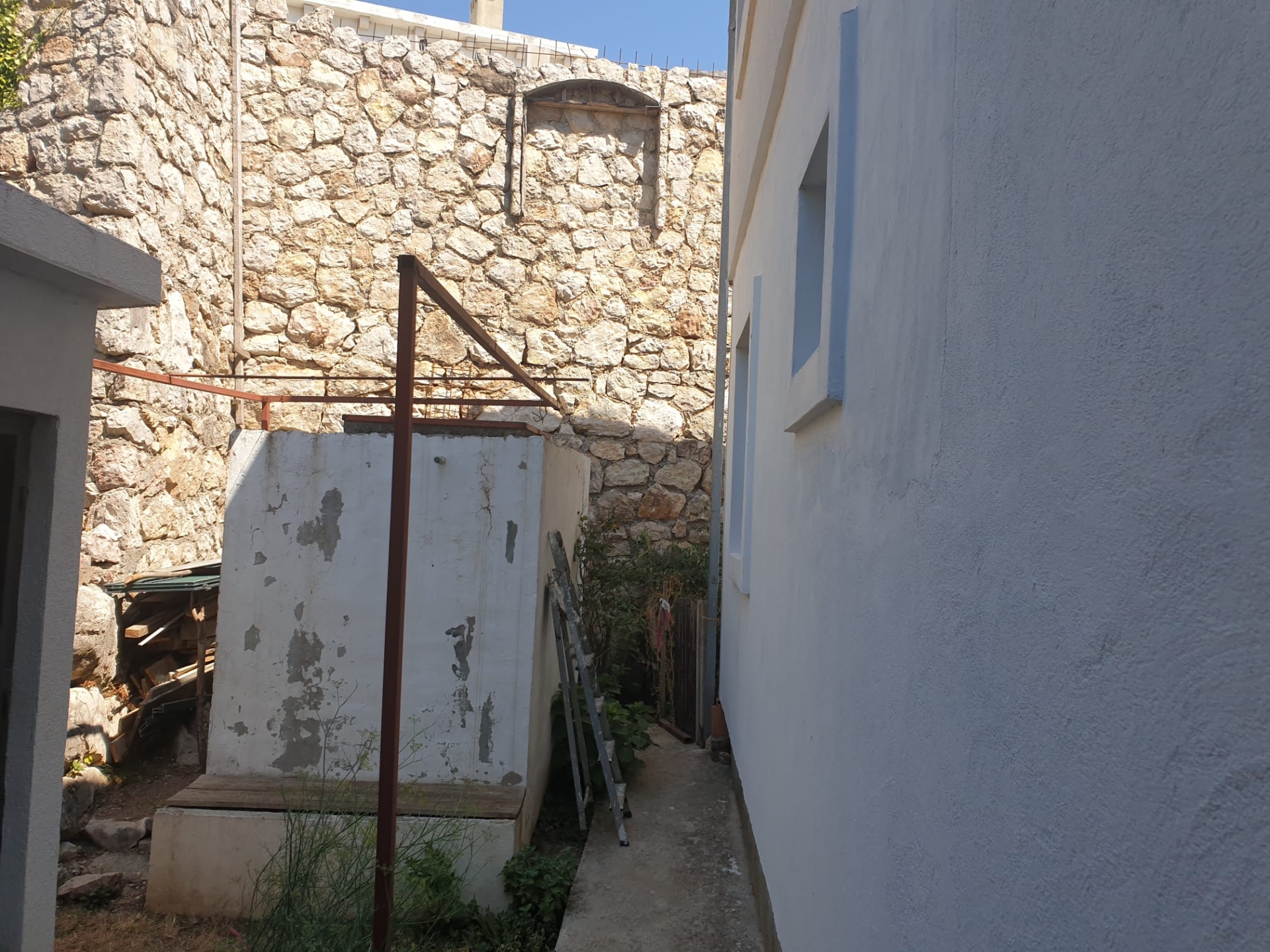 House · Sutomore