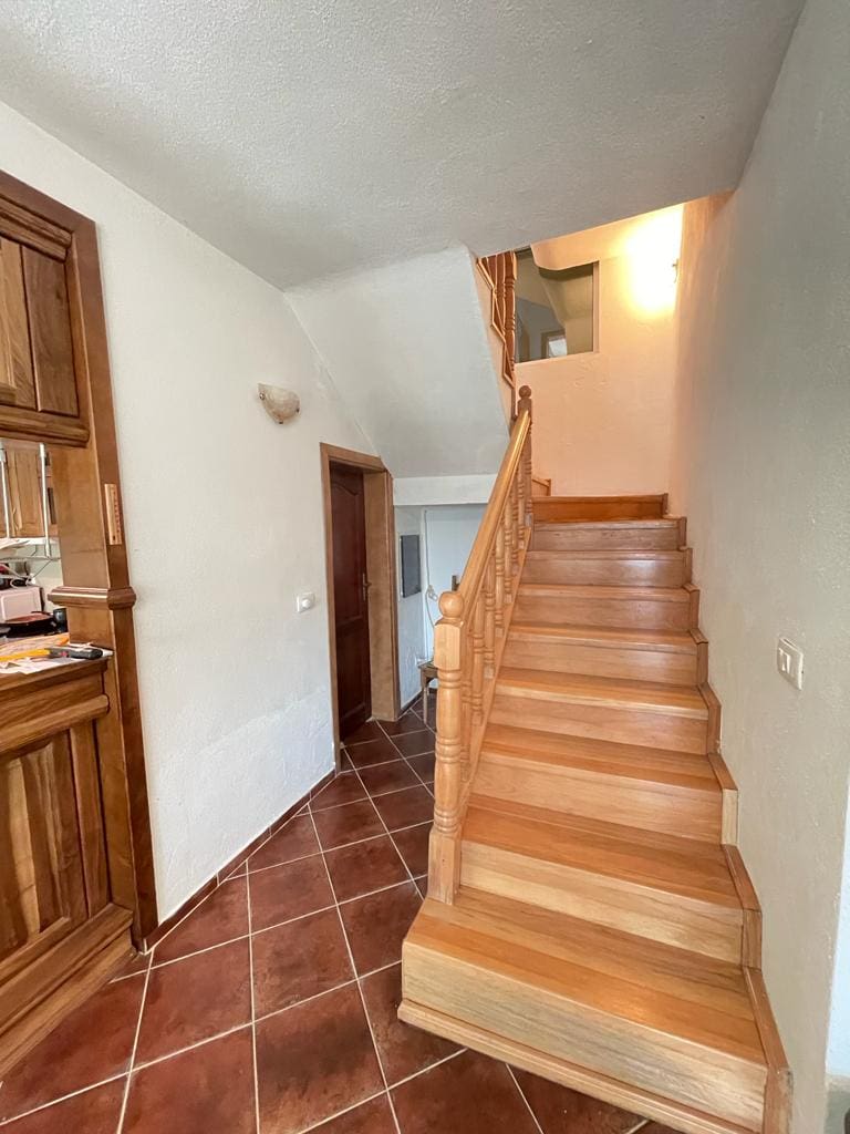 MREnekretnina (16) Kuća sa bazenom u borovoj šumi kod Bara — Crna Gora