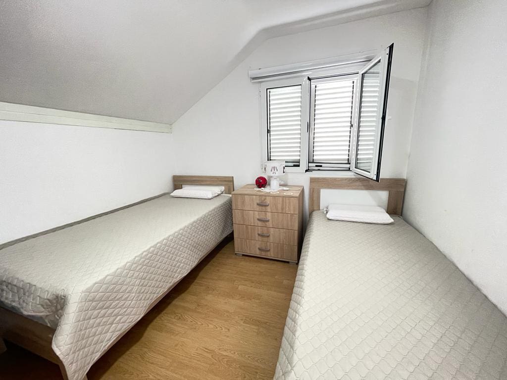 MREproperty (25) Namještena kuća za prodaju u Baru — Crna Gora