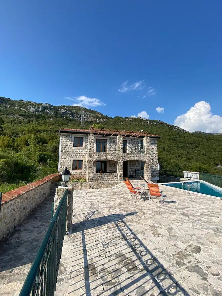MREproperty (1) Luxuriöse Villa mit Pool in Petrovac