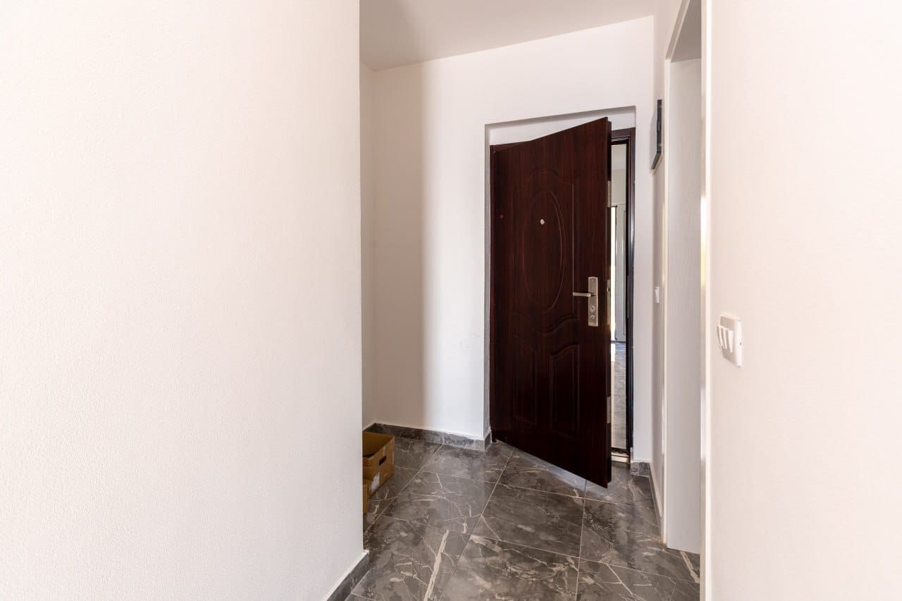 MREproperty (10) Панорамна двокімнатна квартира на продаж у Добрій Воді — Чорногорія