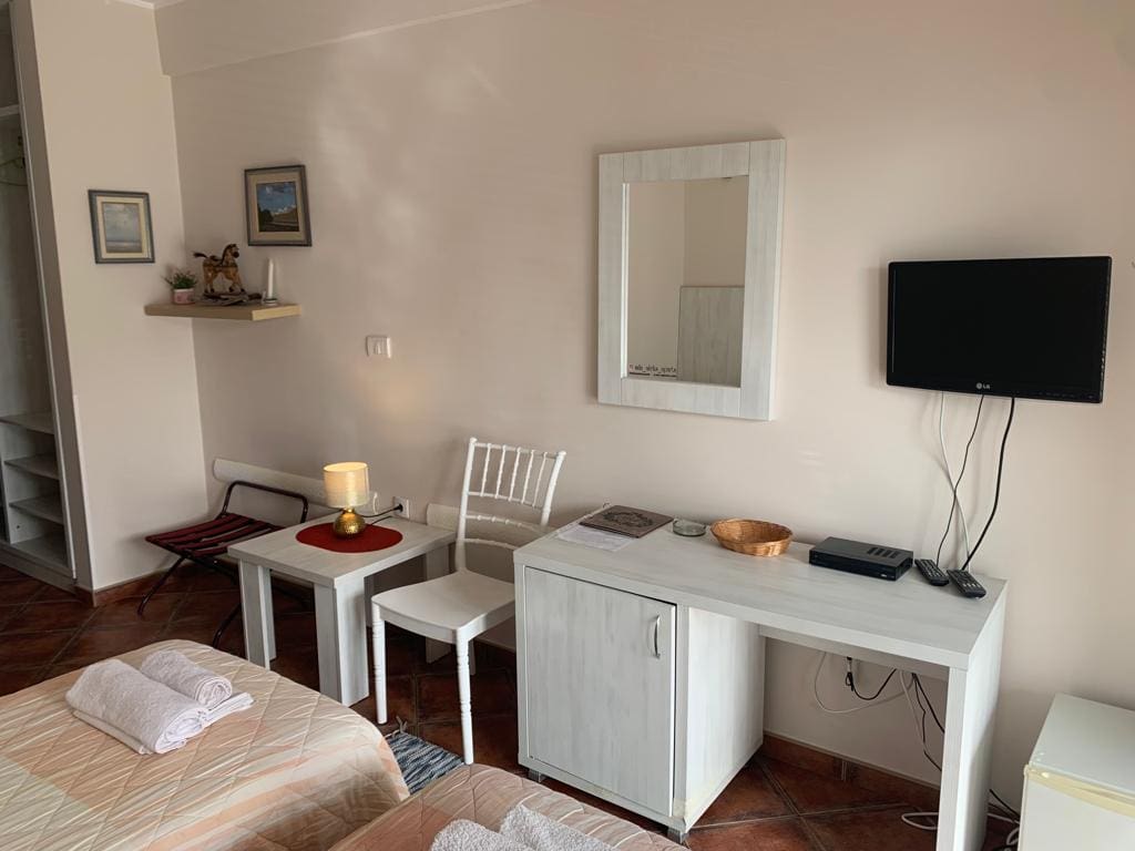 MREproperty (17) Gelegenheit, ein profitables Hotel in Becici zu kaufen — Montenegro