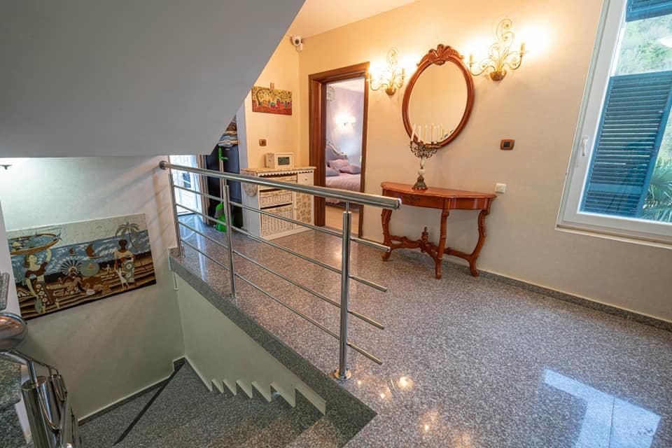 MREproperty (17) Гарна та затишна вілла з басейном у Бечичах — Чорногорія