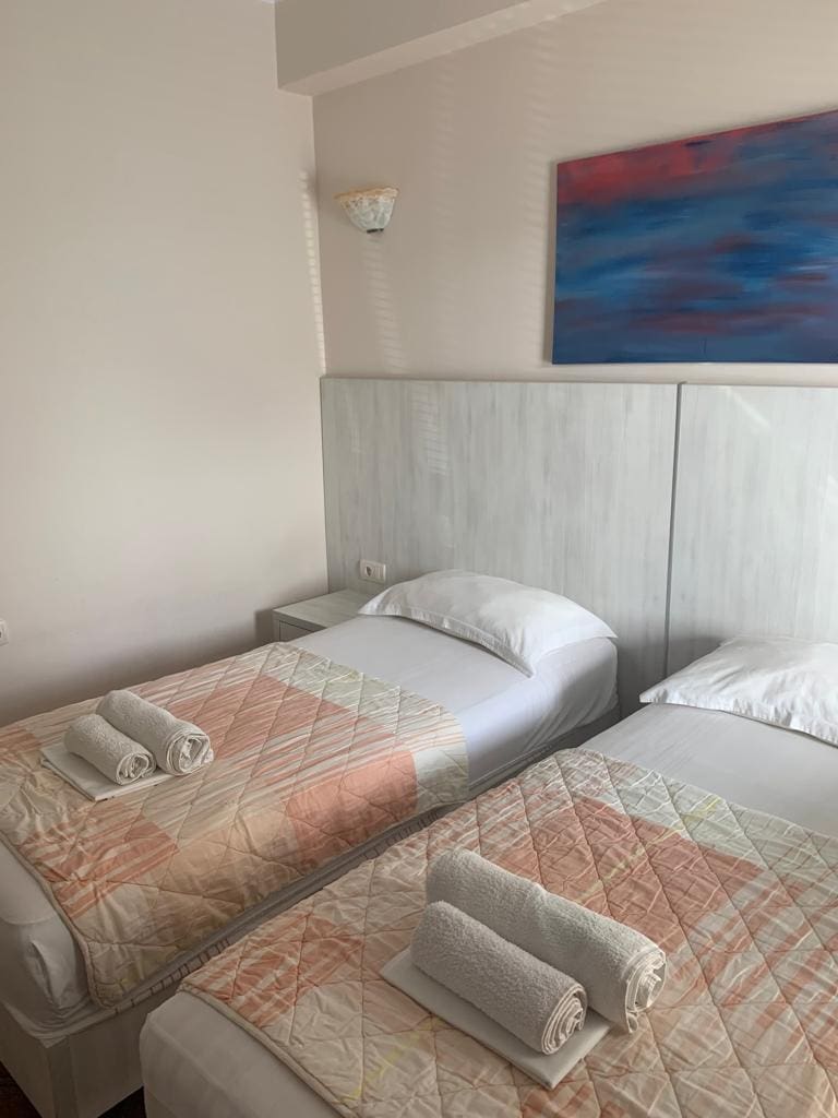 MREproperty (19) Gelegenheit, ein profitables Hotel in Becici zu kaufen — Montenegro