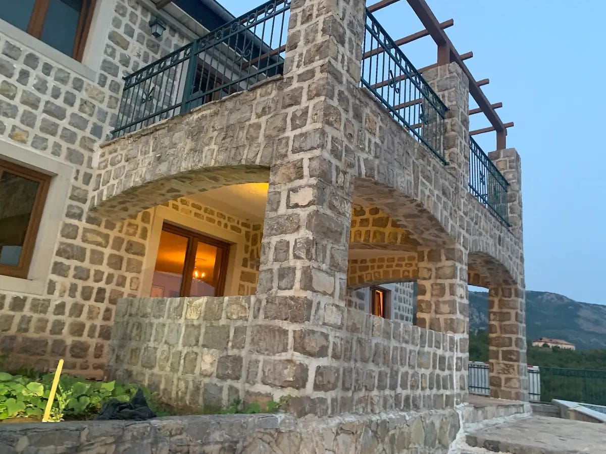 MREproperty (2) Luxuriöse Villa mit Pool in Petrovac — Montenegro