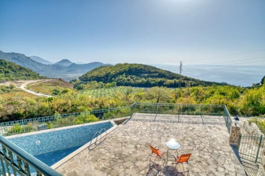 MREproperty (2) Luxuriöse Villa mit Pool in Petrovac — Montenegro
