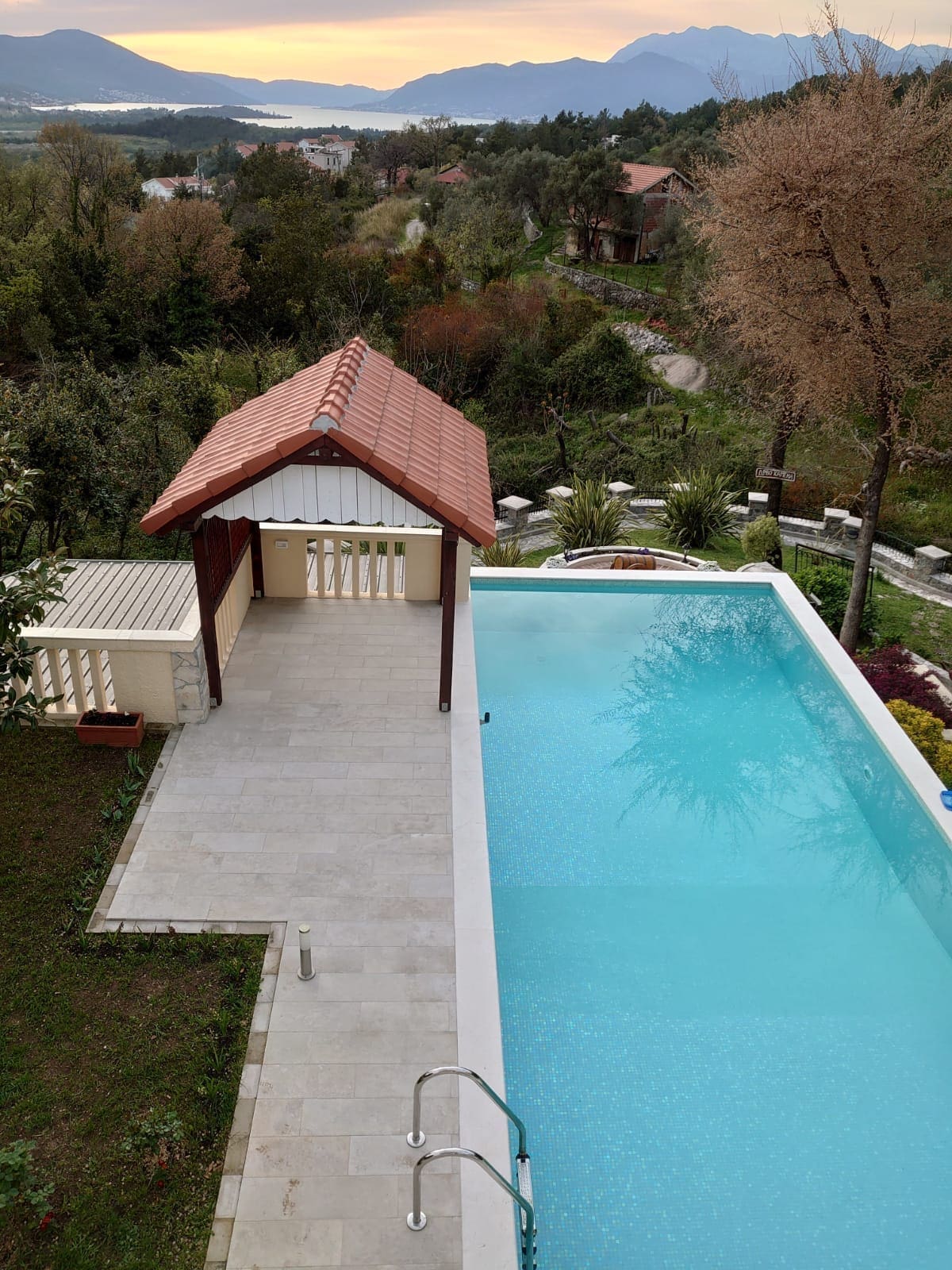 MREproperty (20) Atemberaubende zweistöckige Villa mit Panoramablick in Montenegro — Montenegro