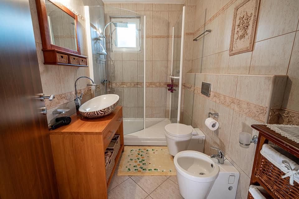 MREproperty (22) Гарна та затишна вілла з басейном у Бечичах — Чорногорія