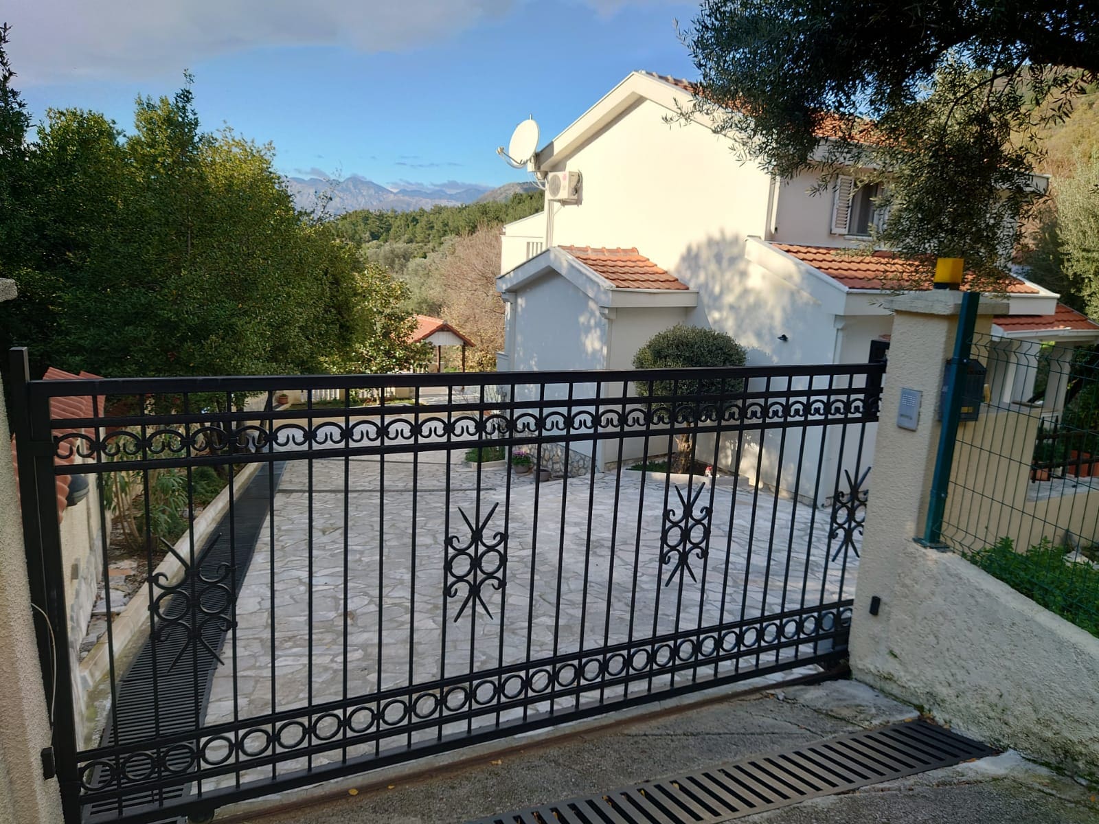 MREproperty (25) Atemberaubende zweistöckige Villa mit Panoramablick in Montenegro — Montenegro