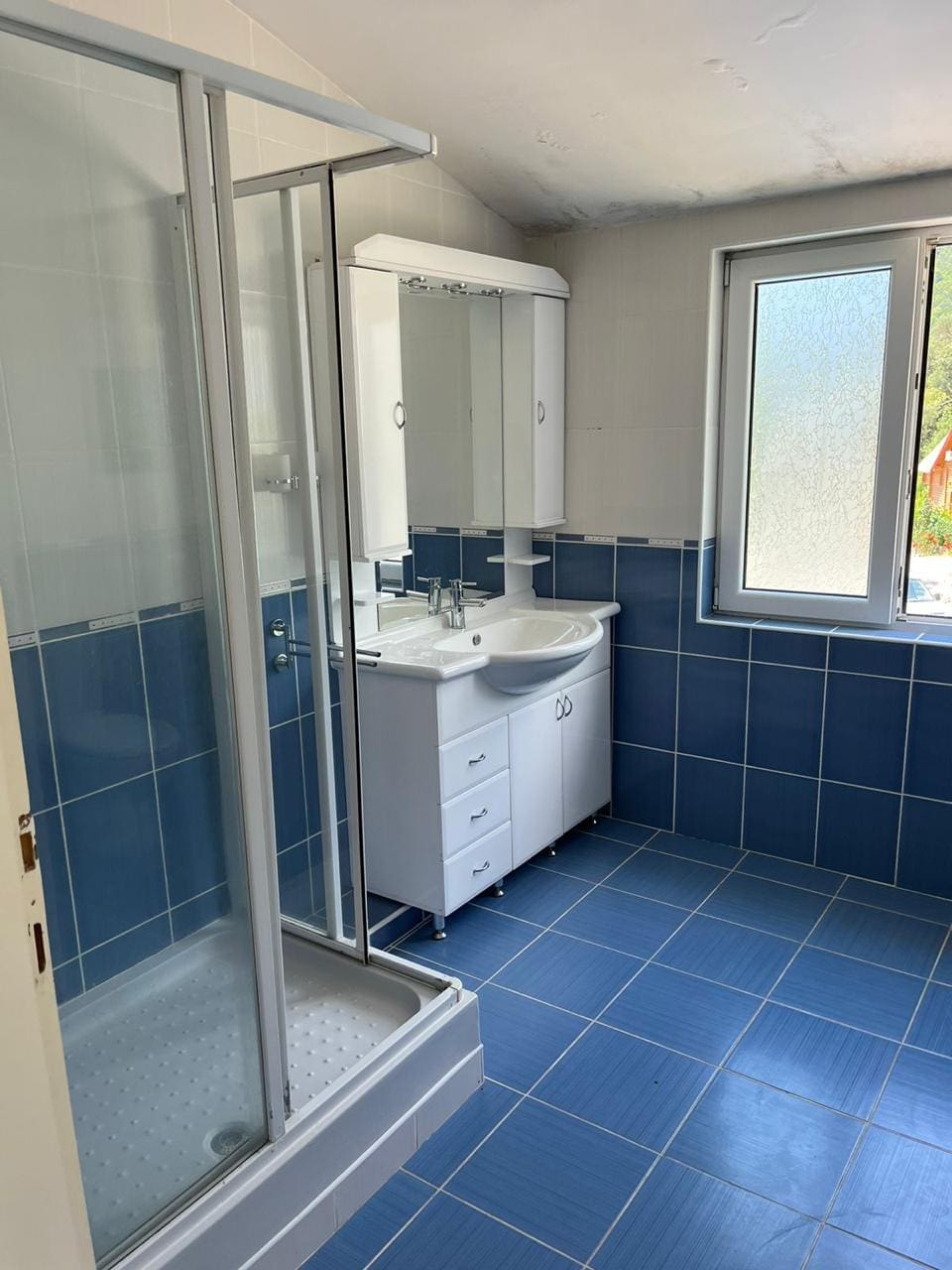 MREproperty (25) Porodična kuća sa bazenom na prodaju u Budvi — Crna Gora