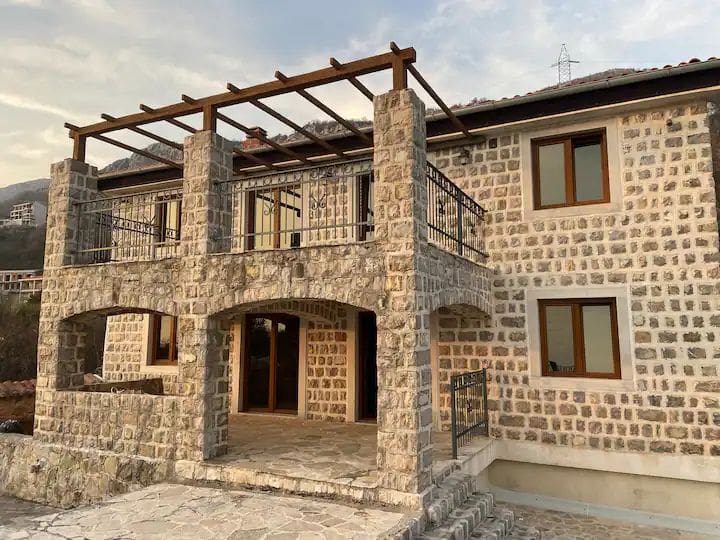 MREproperty (3) Luxuriöse Villa mit Pool in Petrovac — Montenegro