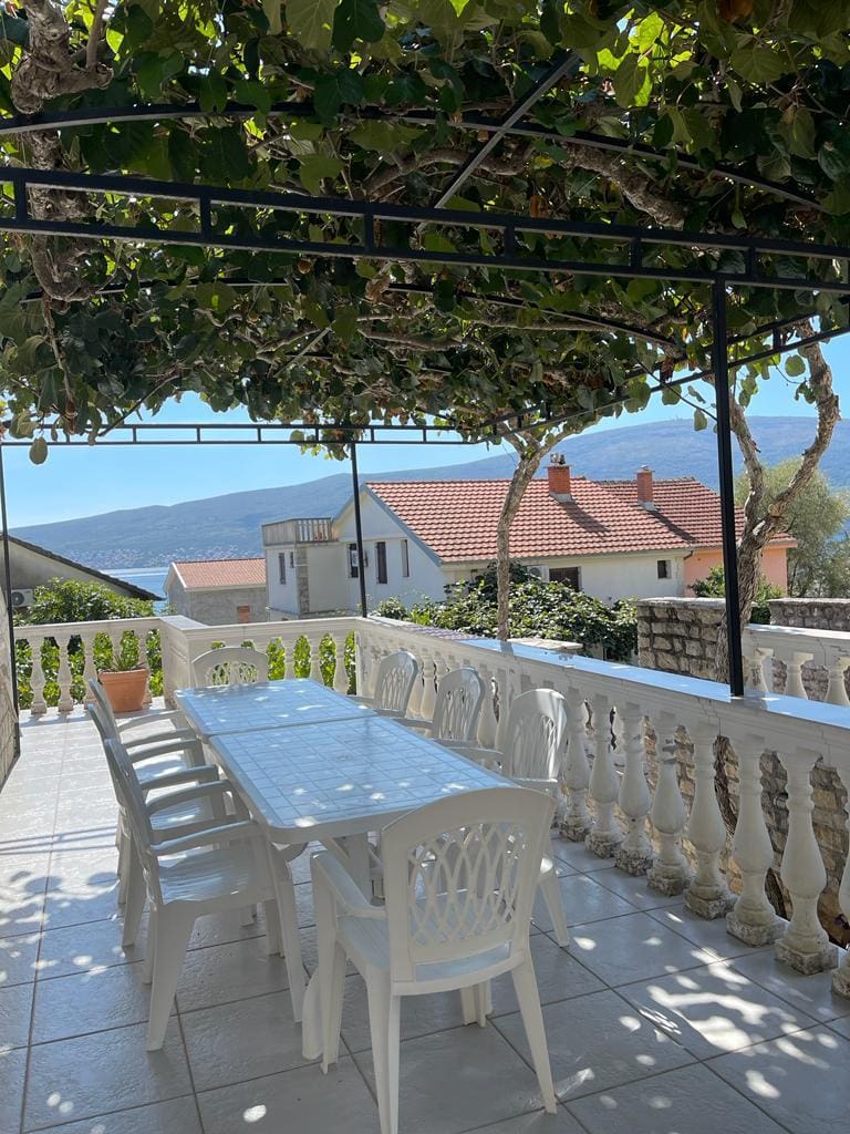 MREproperty (30) Investitionsvilla in Montenegro zu verkaufen – 6 Apartments, Meerblick & Einkommensmöglichkeit — Montenegro