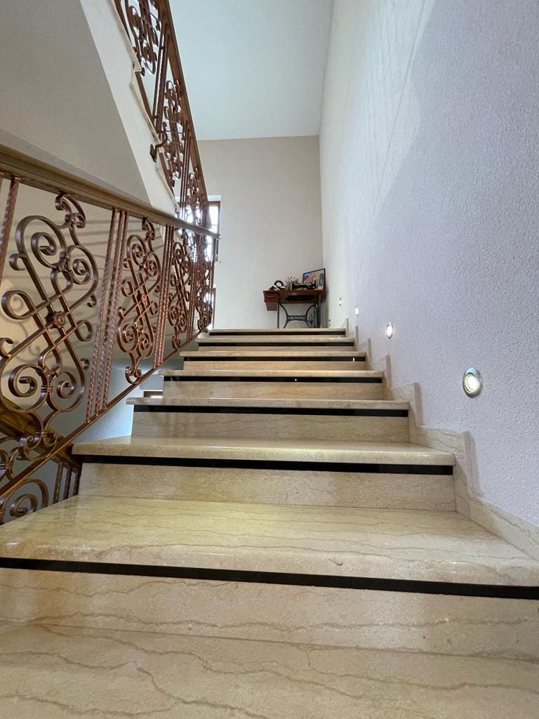Объект MREproperty (33) Роскошная вилла с захватывающим видом в Баре — Черногория