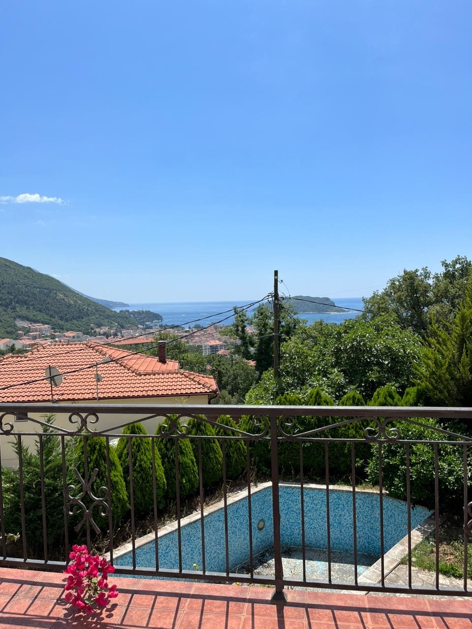 MREproperty (35) Porodična kuća sa bazenom na prodaju u Budvi — Crna Gora