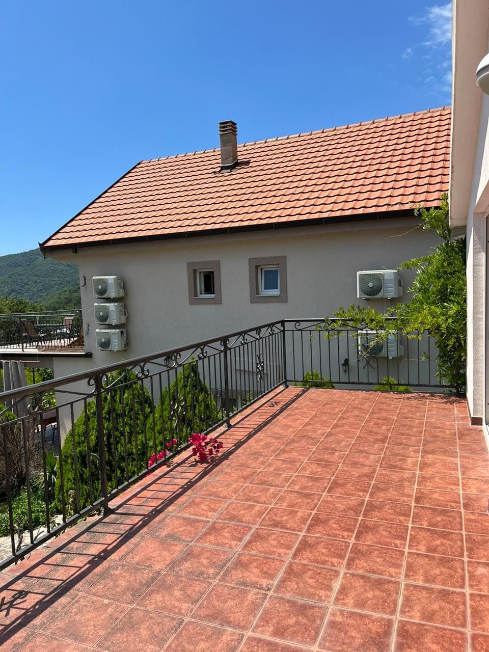 MREproperty (37) Porodična kuća sa bazenom na prodaju u Budvi — Crna Gora