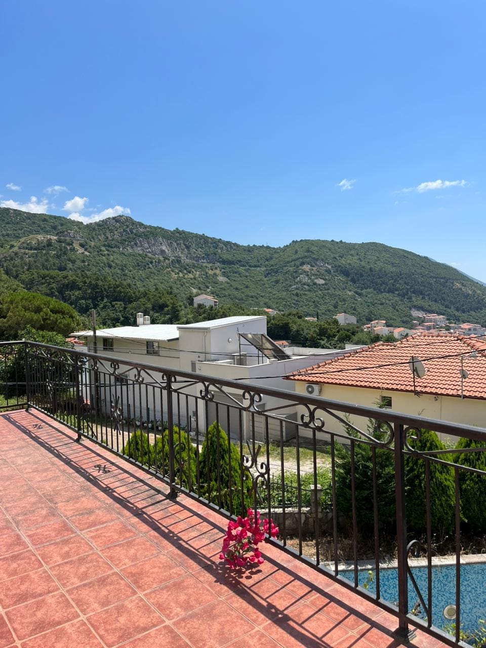 MREproperty (38) Porodična kuća sa bazenom na prodaju u Budvi — Crna Gora