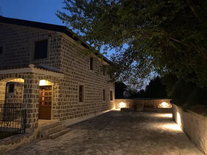 MREproperty (38) Luxuriöse Villa mit Pool in Petrovac — Montenegro