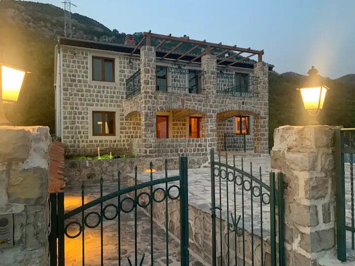 MREproperty (4) Luxuriöse Villa mit Pool in Petrovac — Montenegro