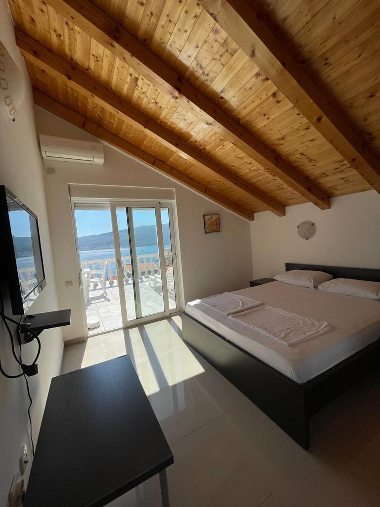 MREproperty (47) Investitionsvilla in Montenegro zu verkaufen – 6 Apartments, Meerblick & Einkommensmöglichkeit — Montenegro