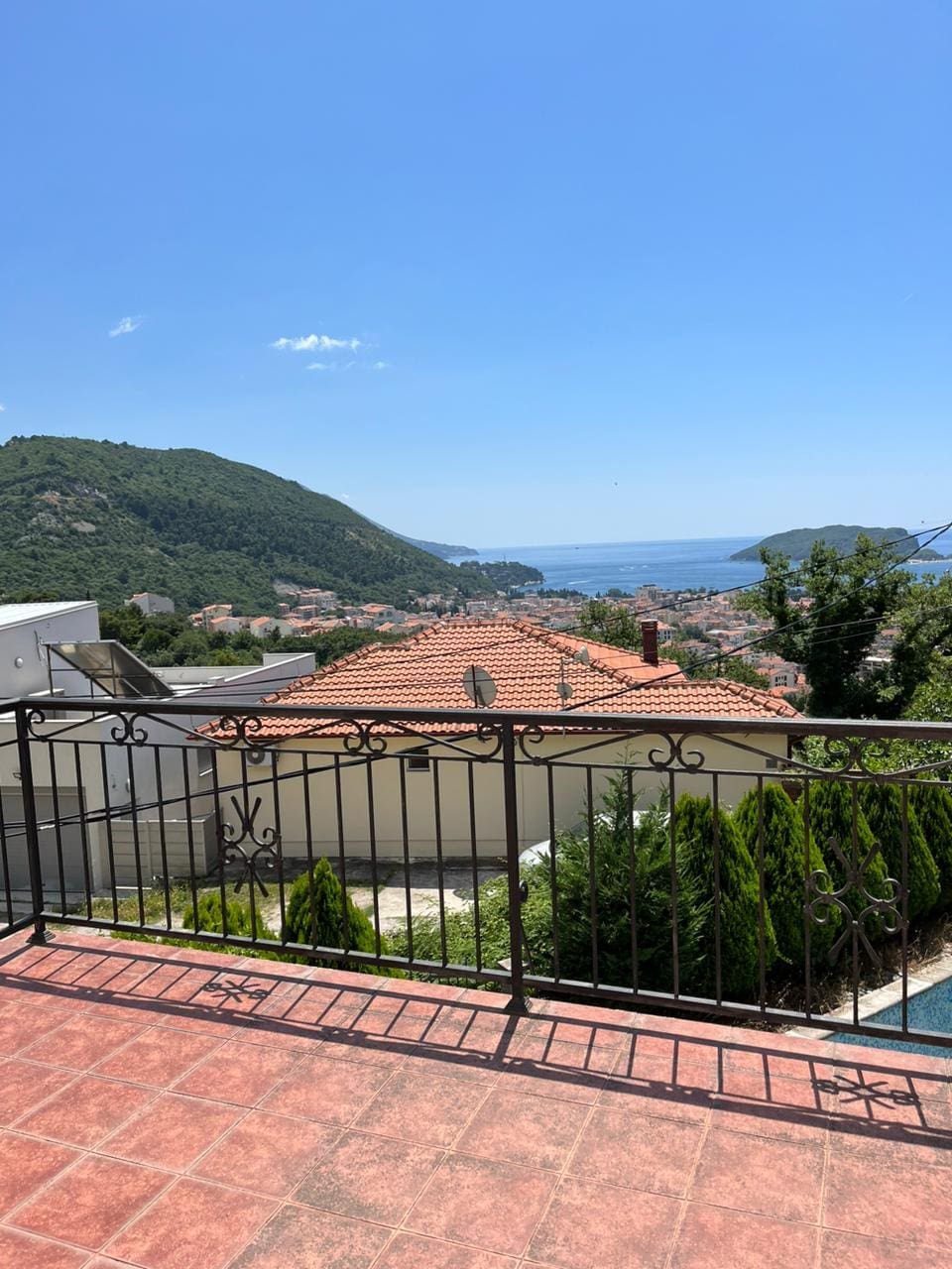 MREproperty (47) Porodična kuća sa bazenom na prodaju u Budvi — Crna Gora