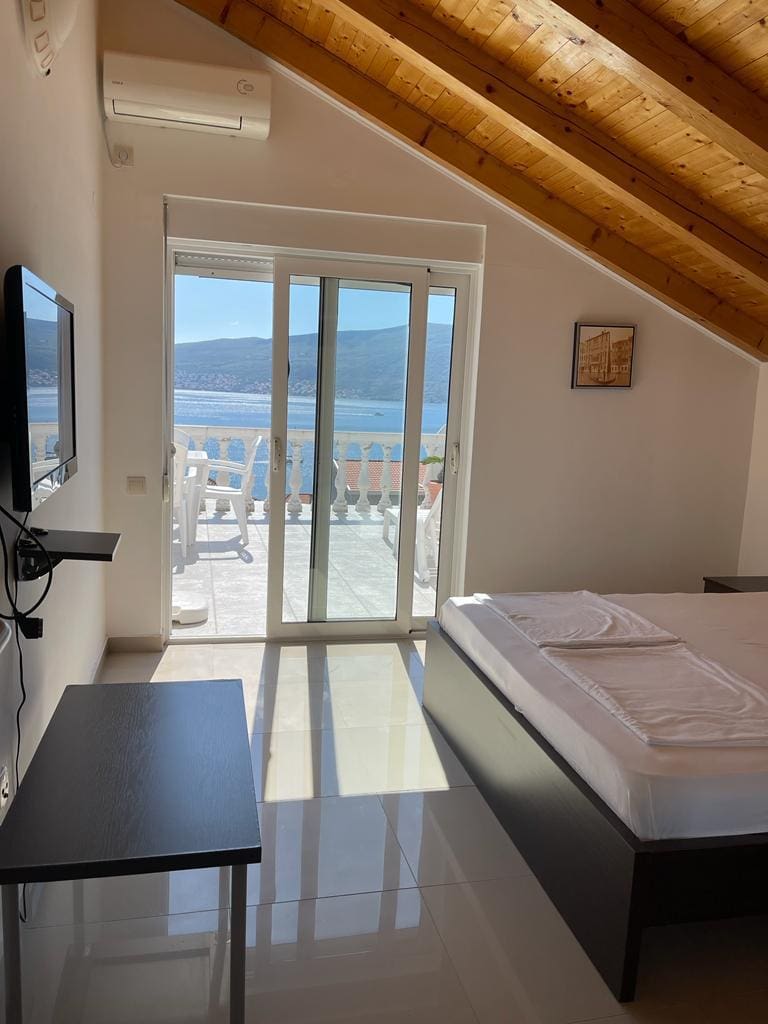 MREproperty (48) Investitionsvilla in Montenegro zu verkaufen – 6 Apartments, Meerblick & Einkommensmöglichkeit — Montenegro