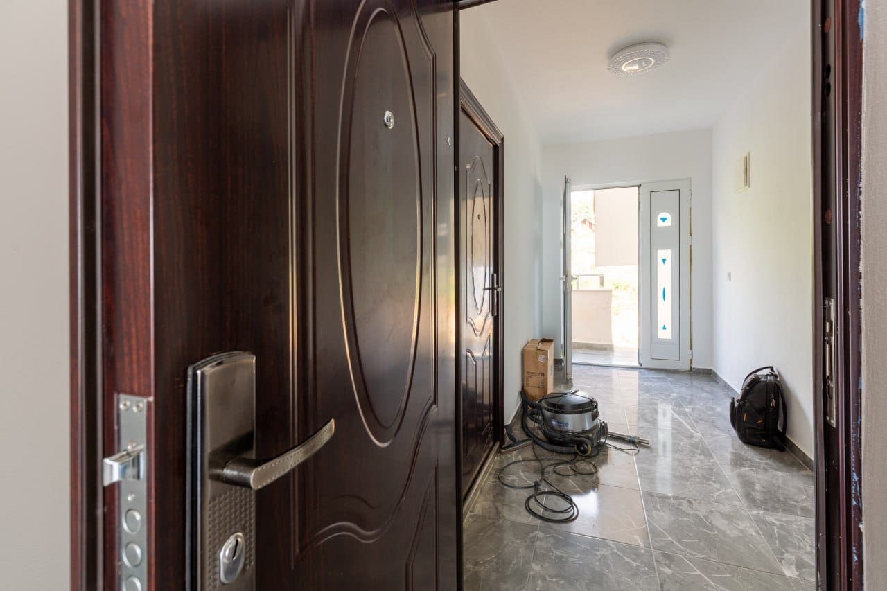 MREproperty (5) Панорамна двокімнатна квартира на продаж у Добрій Воді — Чорногорія