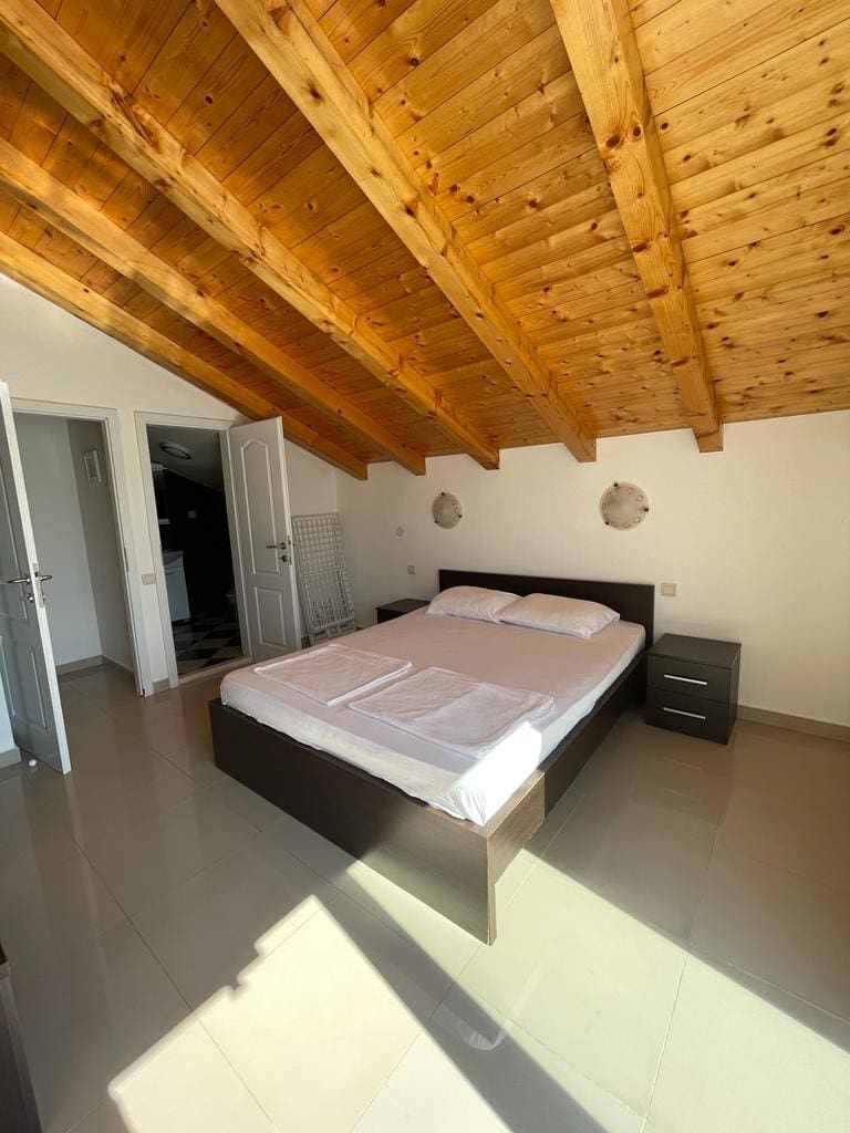MREproperty (50) Investitionsvilla in Montenegro zu verkaufen – 6 Apartments, Meerblick & Einkommensmöglichkeit — Montenegro