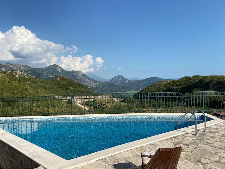MREproperty (6) Luxuriöse Villa mit Pool in Petrovac — Montenegro