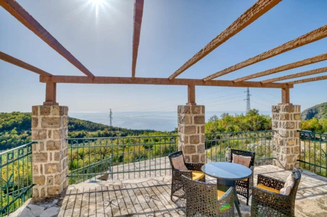 MREproperty (6) Luxuriöse Villa mit Pool in Petrovac — Montenegro