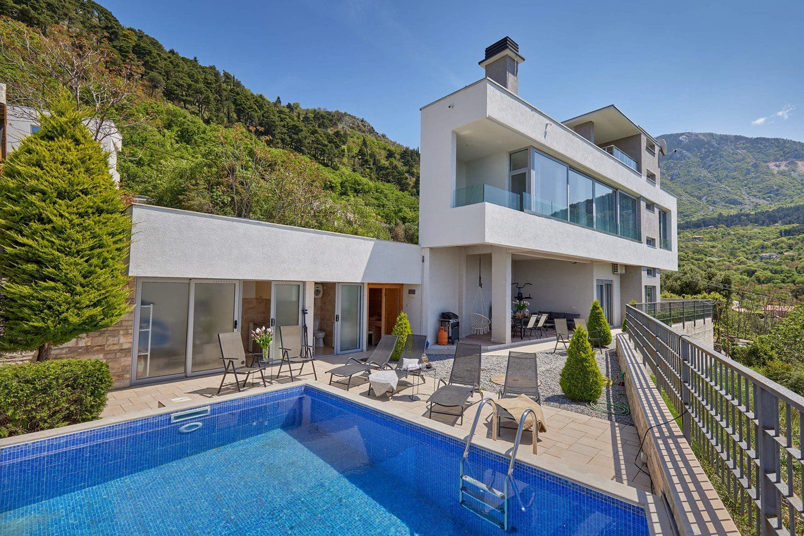 Huvila · Tivat