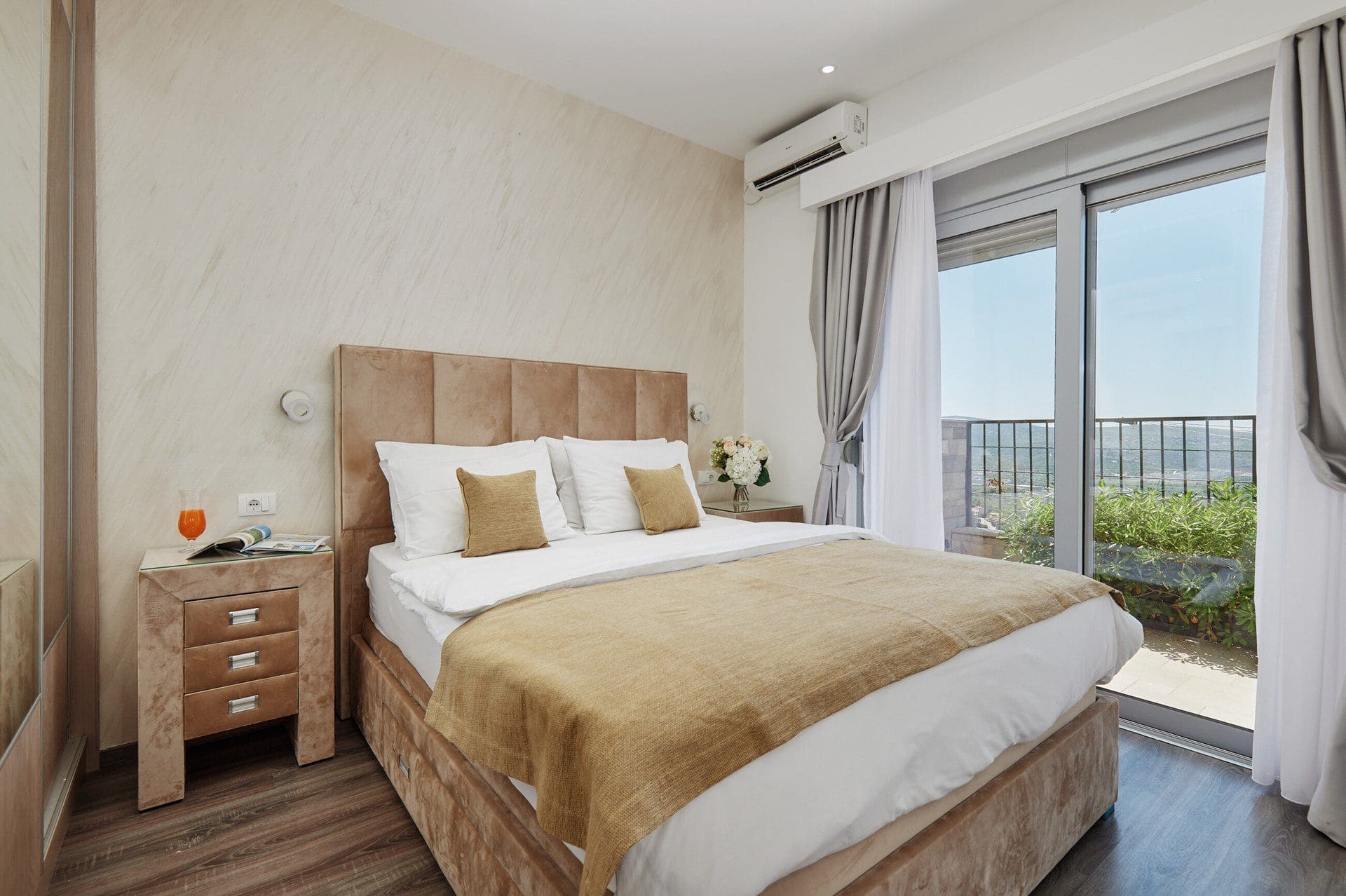 Huvila · Tivat