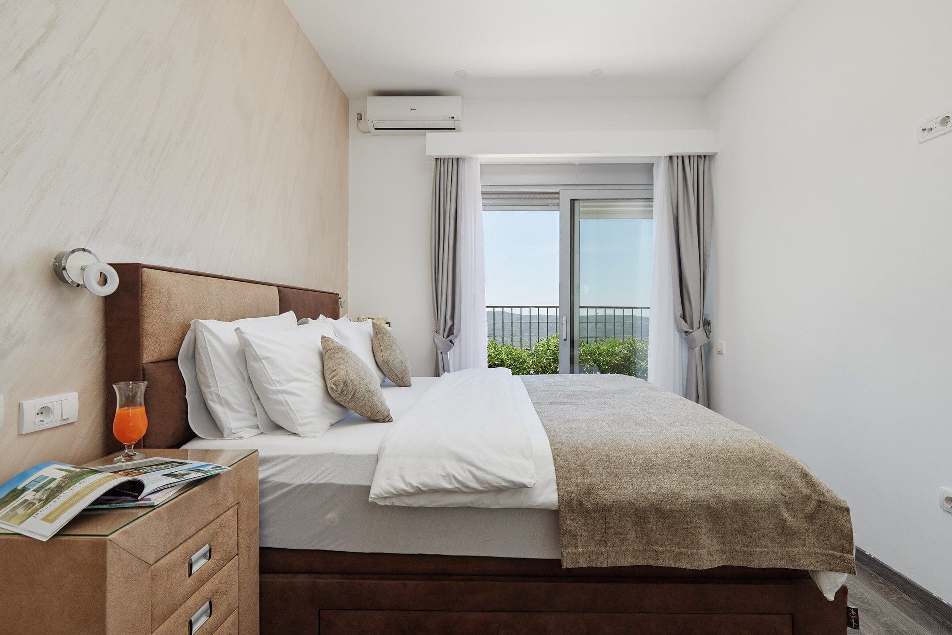 MREproperty (17) Розкішна вілла з панорамними видами в Тіваті — Чорногорія