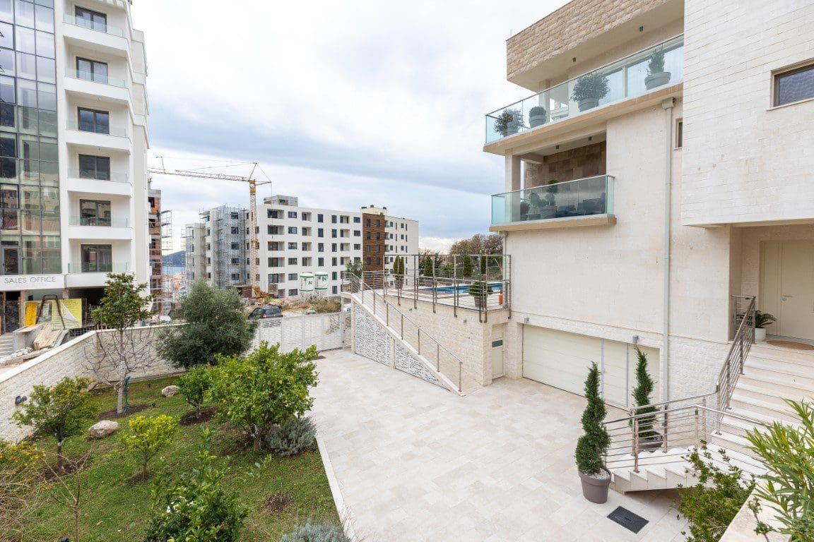 MREproperty (21) Crna Gora – Luksuzna vila oaza sa bazenom u Bečićima | Pogled na more — Crna Gora