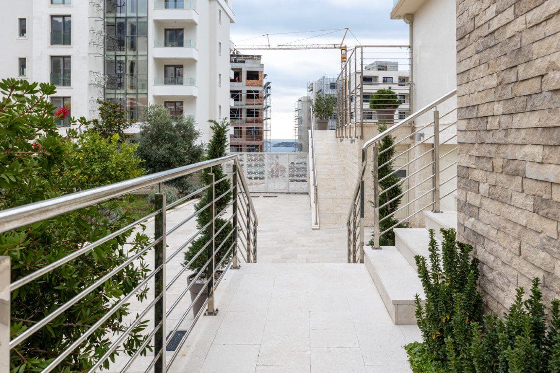 MREproperty (23) Crna Gora – Luksuzna vila oaza sa bazenom u Bečićima | Pogled na more — Crna Gora