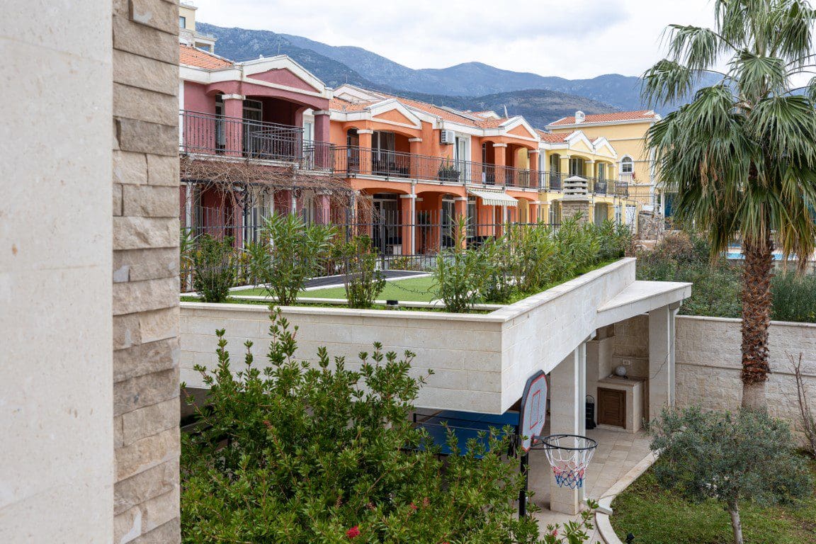 MREproperty (25) Crna Gora – Luksuzna vila oaza sa bazenom u Bečićima | Pogled na more — Crna Gora
