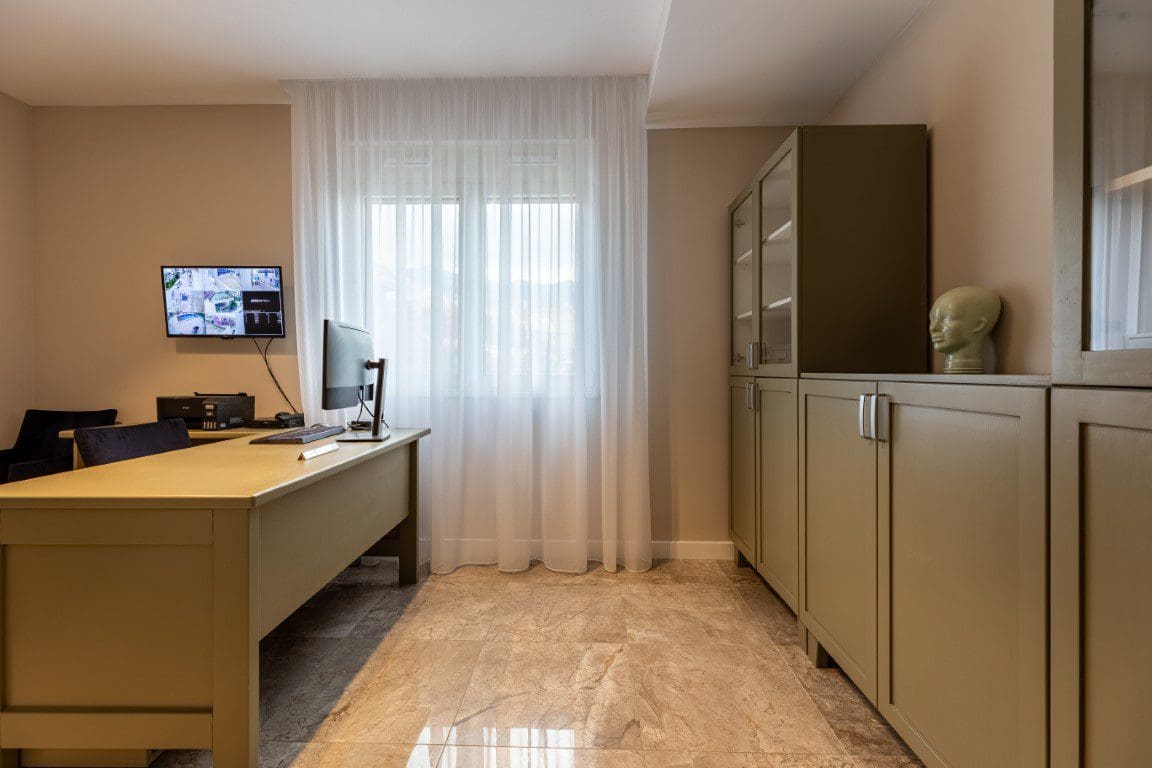 MREproperty (49) Crna Gora – Luksuzna vila oaza sa bazenom u Bečićima | Pogled na more — Crna Gora