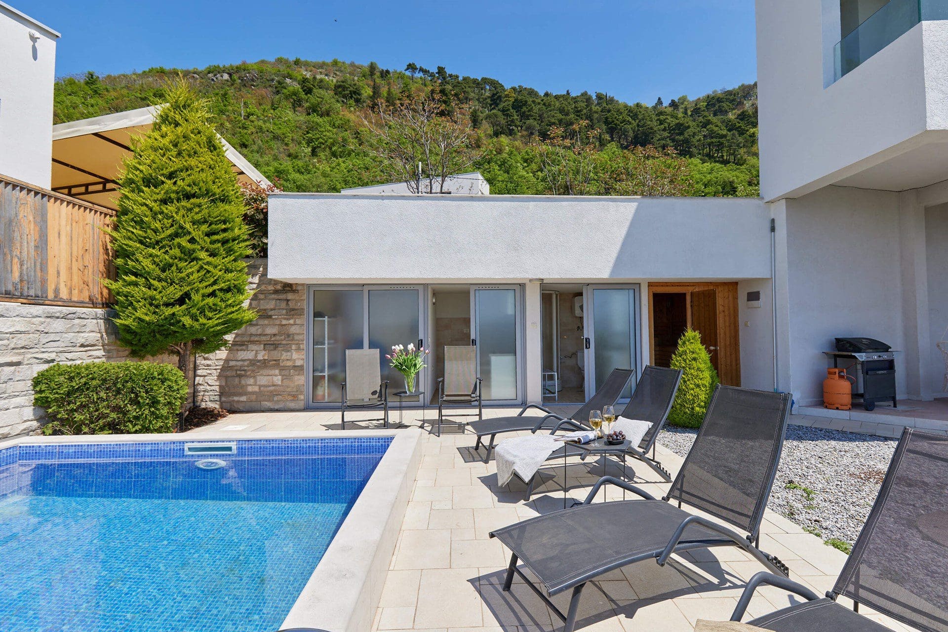 Huvila · Tivat