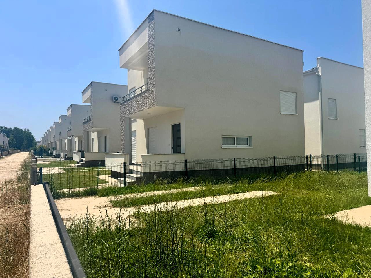 modern-house-for-sale-in-Donji-Stoj- (3) Современный дом на продажу в Доньи Стой — в процессе легализации
